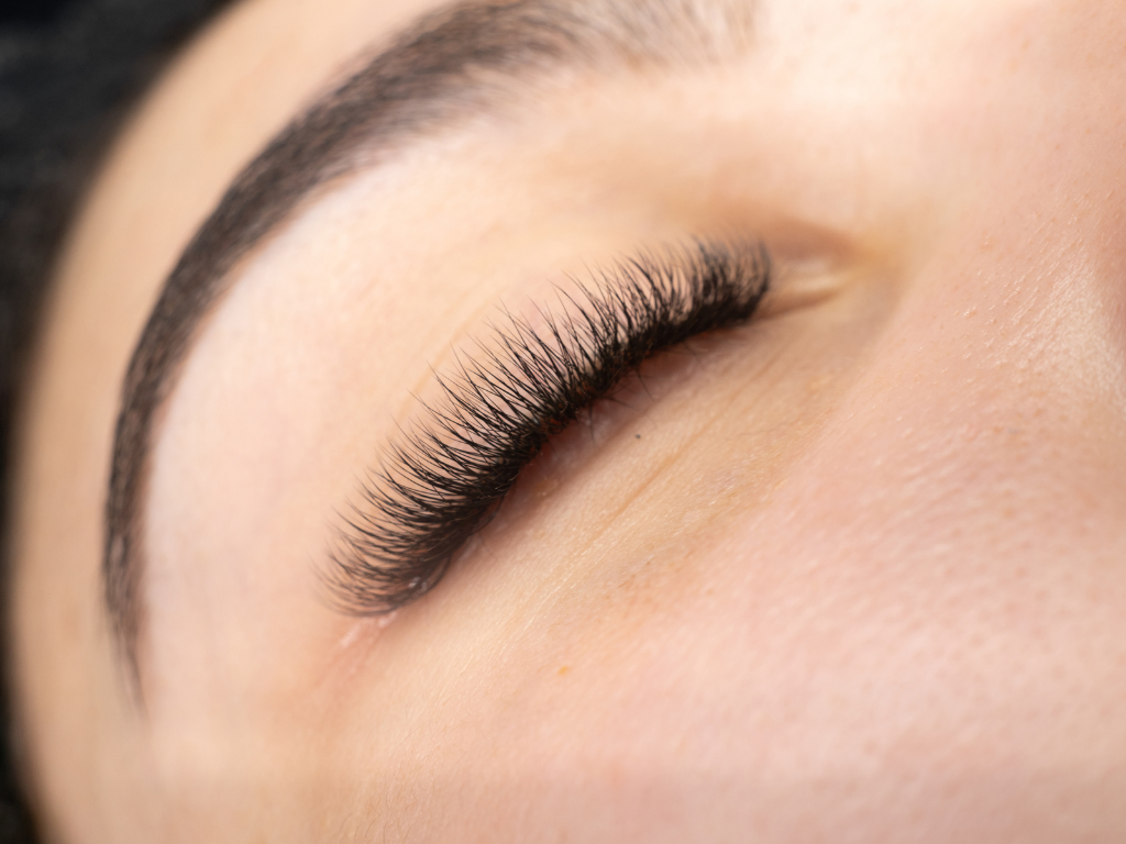 The Ultimate Guide to Eyelash Extension Curls and Thicknesses